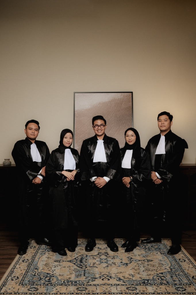 Tim PRP Law Firm dalam Toga Advokat